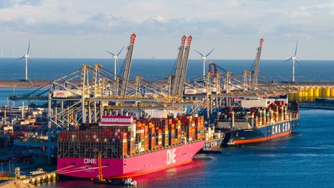 Die Container Exchange Route, das eigene Straßennetz des Hafenbetriebs Rotterdam auf der Maasvlakte. Das 17 Kilometer lange Straßennetz verbindet Terminals, Vertriebszentren und andere wichtige Standorte. Das bedeutet, dass die Container nicht auf öffentlichen Straßen fahren müssen.