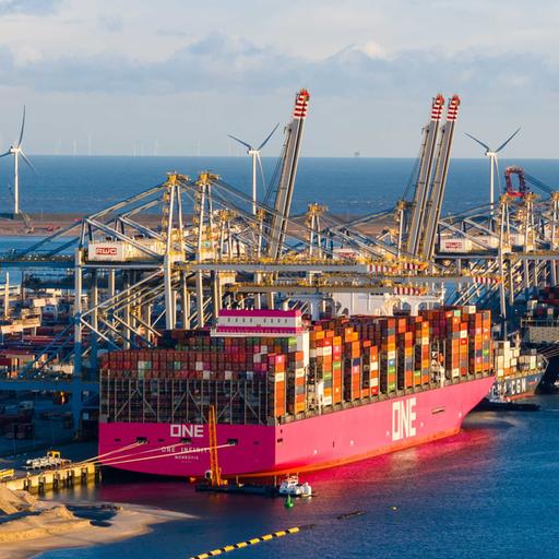 Die Container Exchange Route, das eigene Straßennetz des Hafenbetriebs Rotterdam auf der Maasvlakte. Das 17 Kilometer lange Straßennetz verbindet Terminals, Vertriebszentren und andere wichtige Standorte. Das bedeutet, dass die Container nicht auf öffentlichen Straßen fahren müssen.