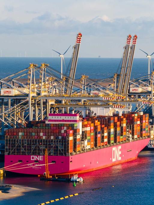 Die Container Exchange Route, das eigene Straßennetz des Hafenbetriebs Rotterdam auf der Maasvlakte. Das 17 Kilometer lange Straßennetz verbindet Terminals, Vertriebszentren und andere wichtige Standorte. Das bedeutet, dass die Container nicht auf öffentlichen Straßen fahren müssen.