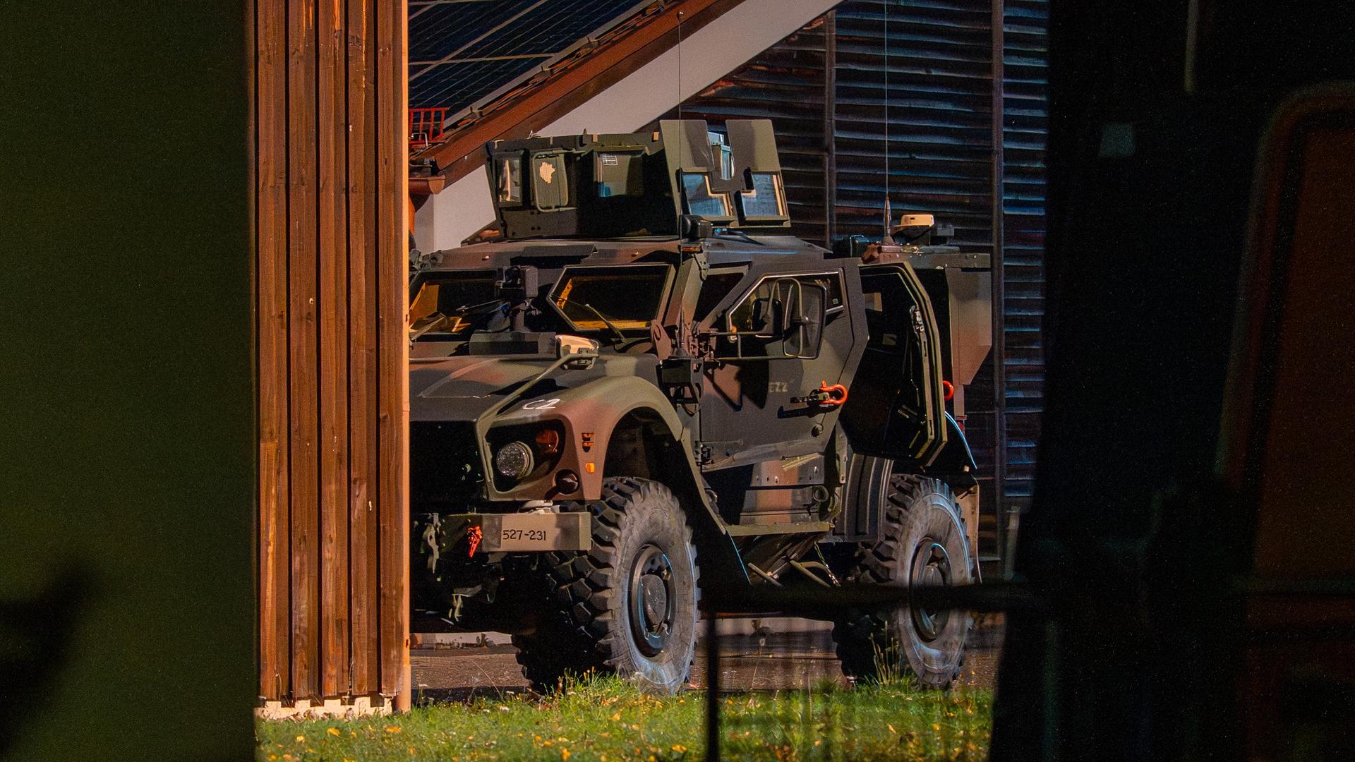 Erding: Ein gepanzertes Bundeswehrfahrzeug steht in der Nähe des Einsatzortes.