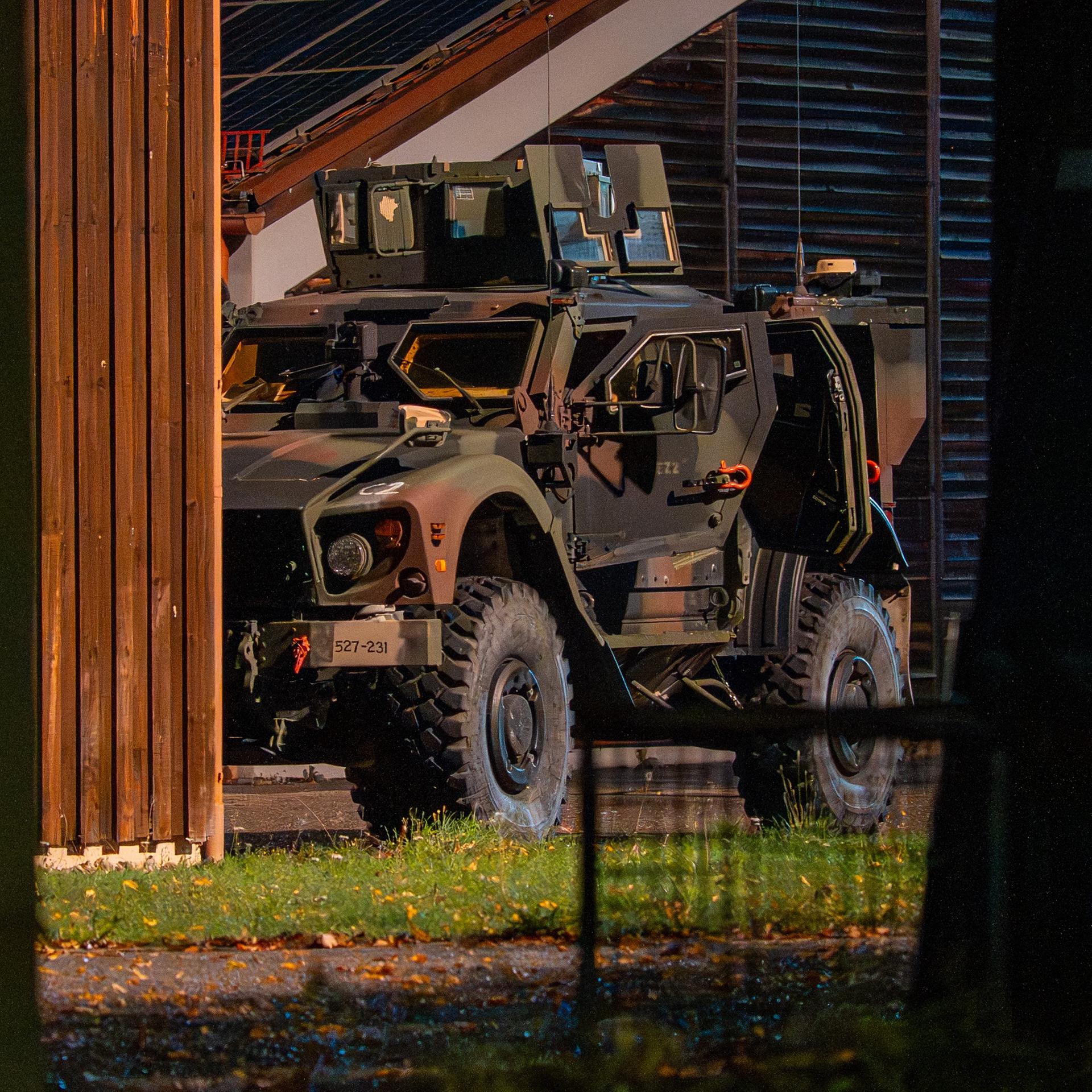 Erding: Ein gepanzertes Bundeswehrfahrzeug steht in der Nähe des Einsatzortes.