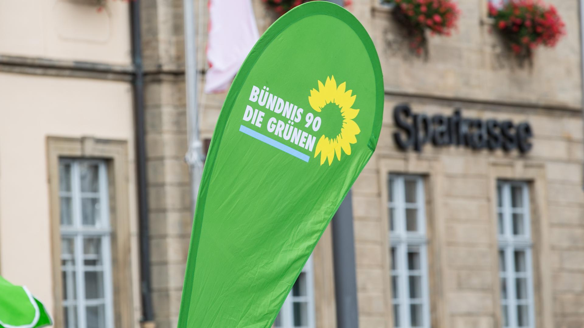 Eine Fahne mit der Aufschrift Bündnis 90 / Die Grünen ist auf dem Maxplatz in Bamberg aufgestellt