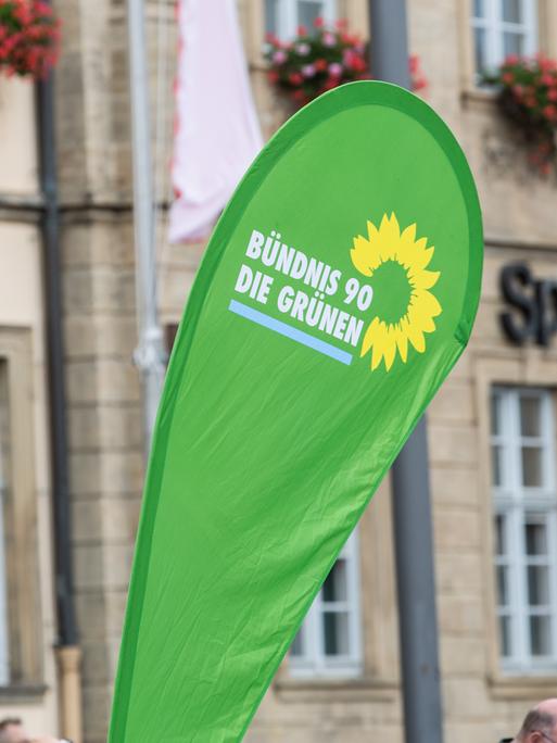 Eine Fahne mit der Aufschrift Bündnis 90 / Die Grünen ist auf dem Maxplatz in Bamberg aufgestellt