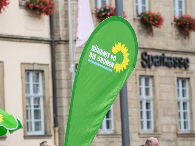 Eine Fahne mit der Aufschrift Bündnis 90 / Die Grünen ist auf dem Maxplatz in Bamberg aufgestellt