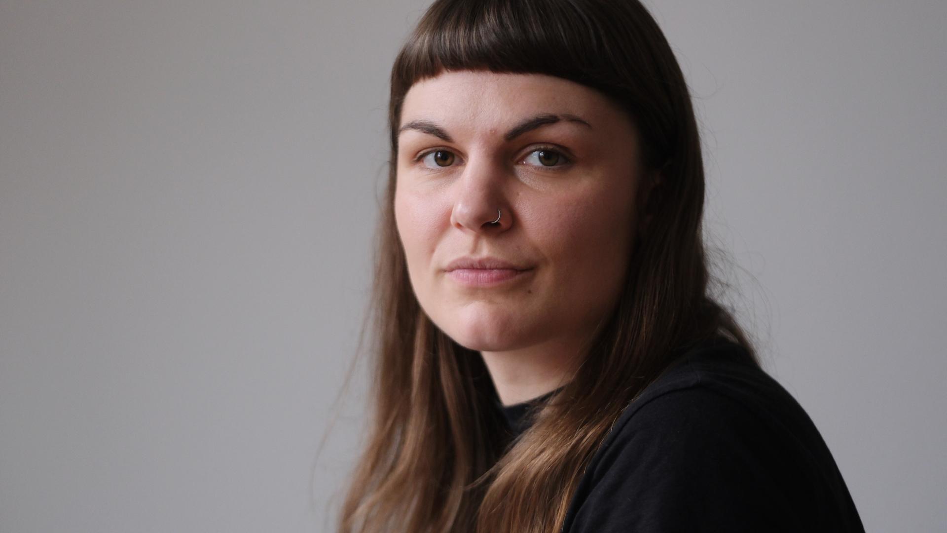 Susanne Siegert schaut in die Kamera. Sie hat dunkelbraunes Haar und trägt einen silbernen Nasenring. Susanne Siegert schaut in die Kamera. Sie hat dunkelbraunes Haar und trägt einen silbernen Nasenring.