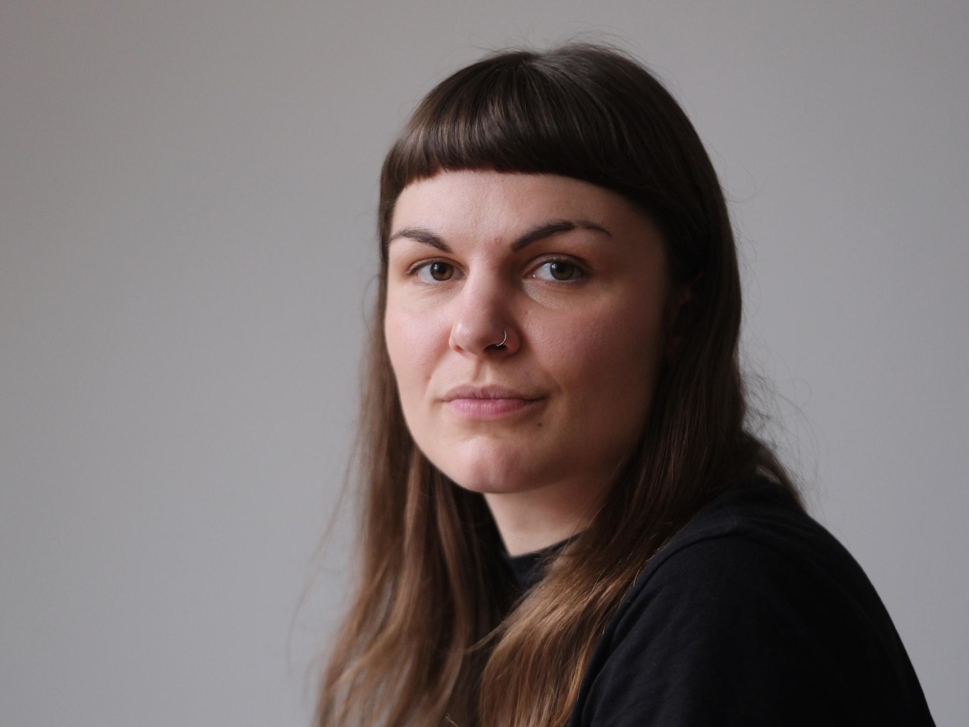 Susanne Siegert schaut in die Kamera. Sie hat dunkelbraunes Haar und trägt einen silbernen Nasenring.