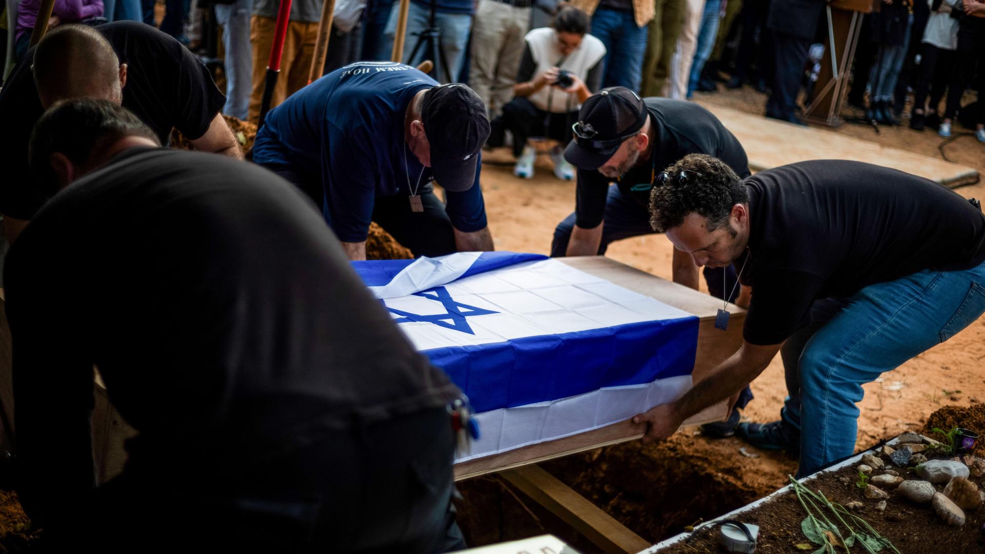Israel, Schefajim: Angehörige und Freunde nehmen an der Beerdigung einer der drei israelischen Geiseln teil, die irrtümlich durch Beschuss israelischer Soldaten getötet wurden.