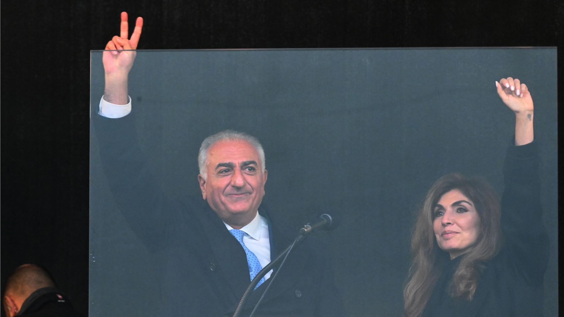 Reza Pahlavi, der Sohn des gestürzten iranischen Schahs, mit seiner Frau Yasmine Pahlavi bei einer Demonstration in München.