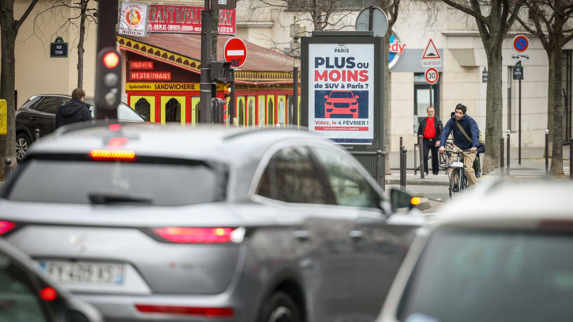 Ein Hinweis in den Straßen von Paris deutet auf die Abstimmung über höhere Parkgebühren für SUVs hin. 