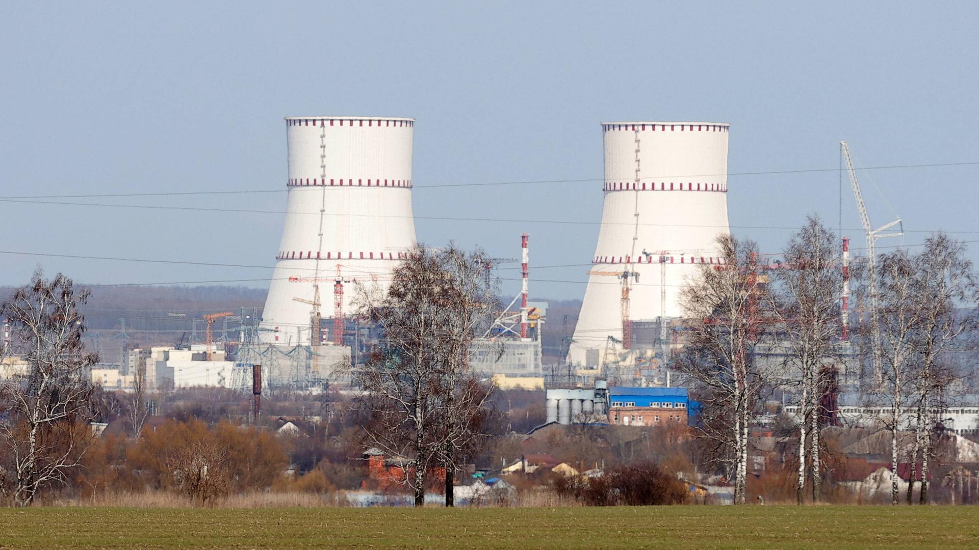 Das Atomkraftwerk Kursk in Russland: Man sieht zwei Kühltürme. Das AKW ist von elektrischen Leitungen umgeben. Das Atomkraftwerk Kursk in Russland: Man sieht zwei Kühltürme. Das AKW ist von elektrischen Leitungen umgeben.