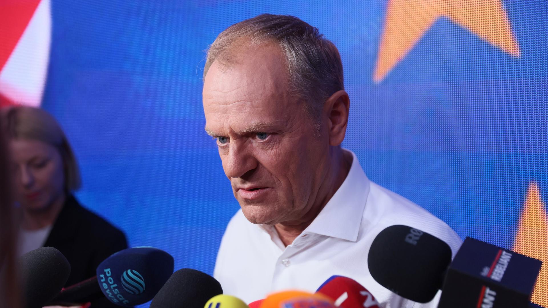 Polen, Warschau: Der polnische Premierminister Donald Tusk, der eine zentristische, EU-freundliche Partei anführt, spricht in der Wahlkampfzentrale der Bürgerkoalition in Warschau. 