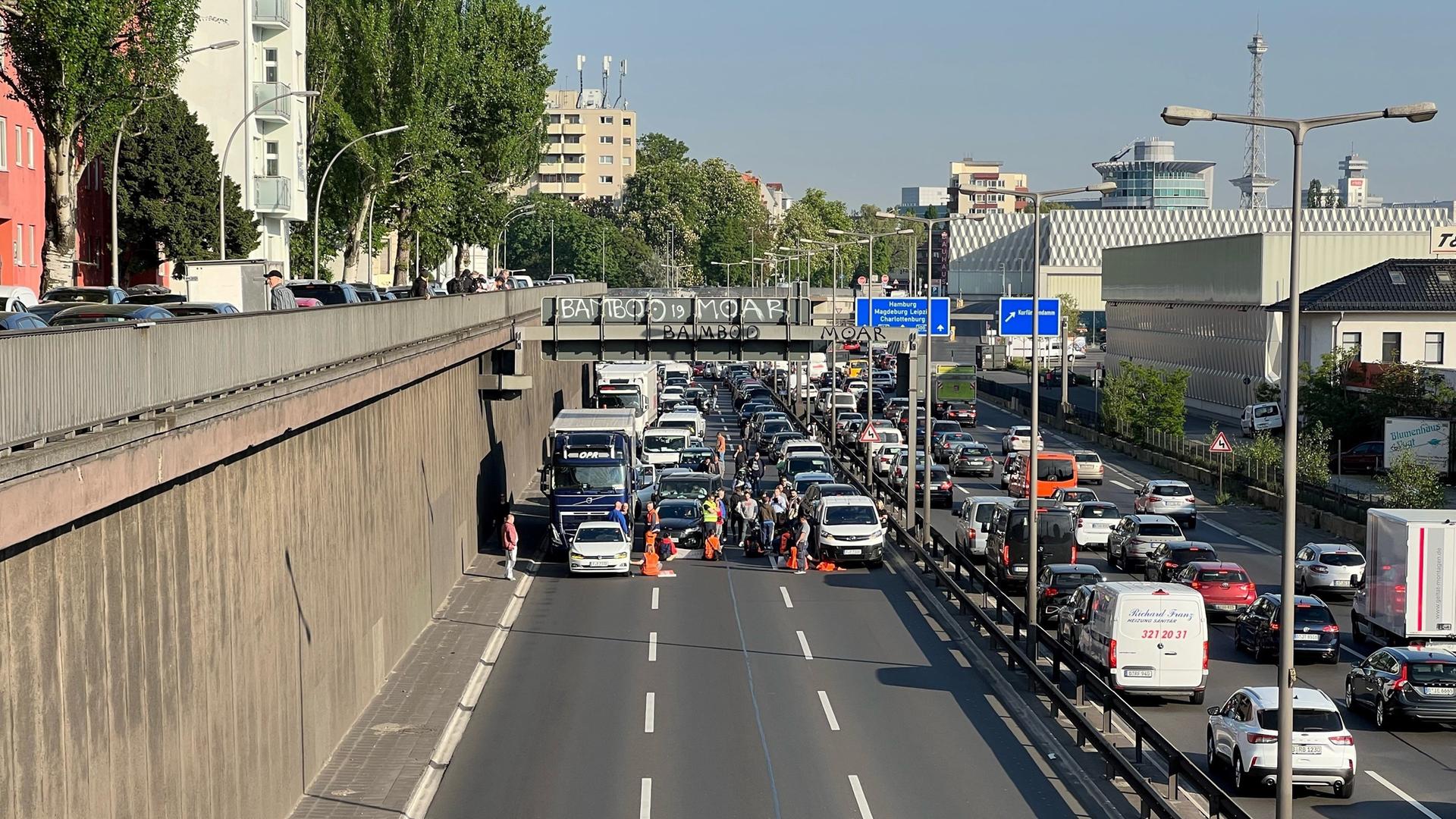 Berlin: Klimaaktivisten der Letzten Generation blockieren die A100 am Hohenzollerndamm.