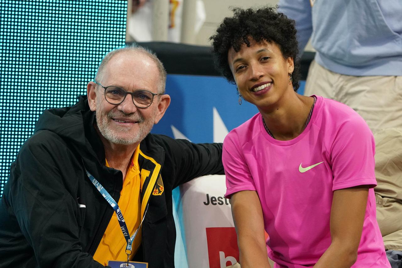 Weitsprung-Bundestrainer Ullrich Knapp (li.) mit der deutschen Weitspringerin Malaika Mihambo (re.) 