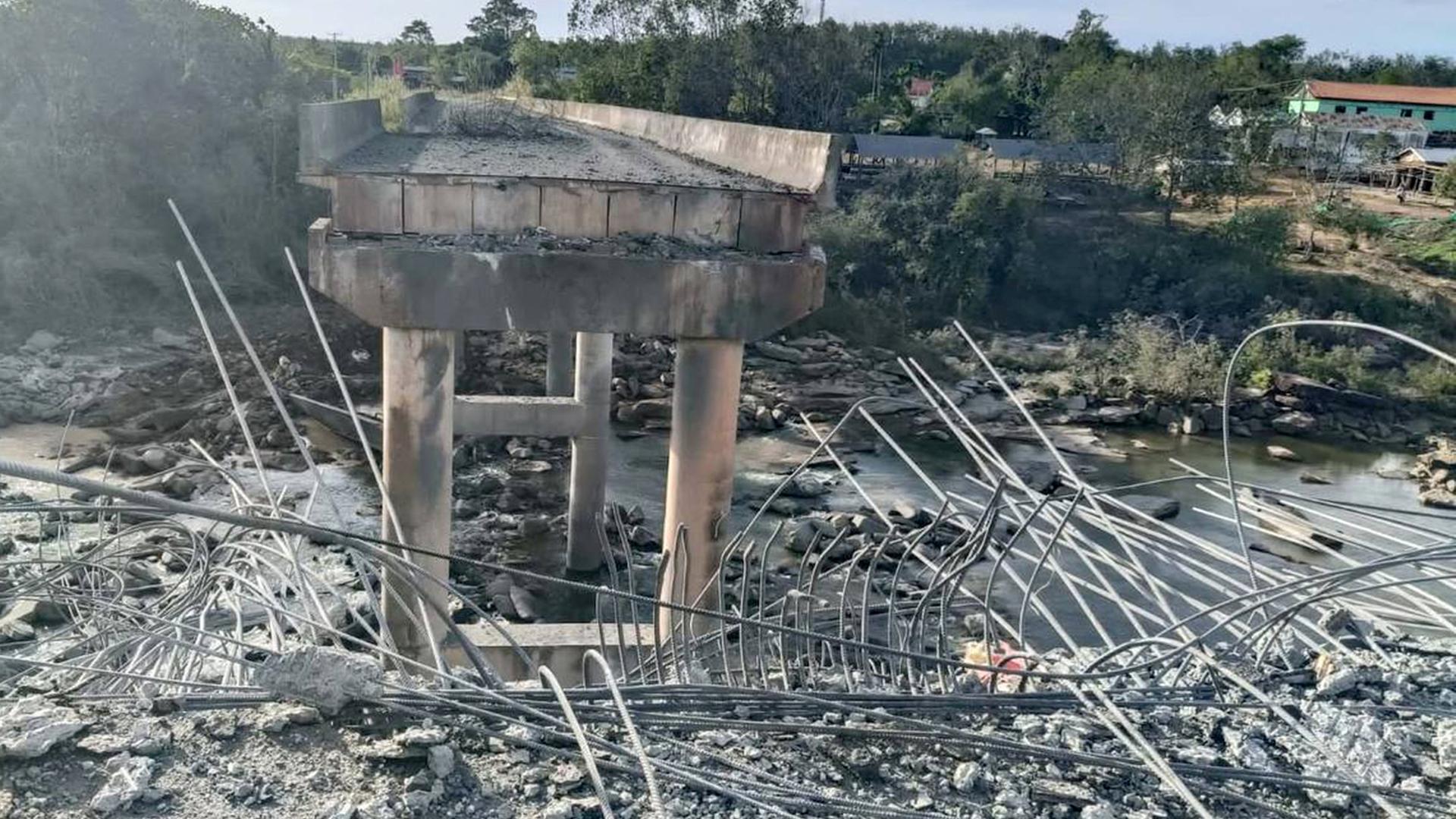 Eine zerstörte Brücke im Grenzgebiet zwischen nach Thailand und Kambodscha. Eine zerstörte Brücke im Grenzgebiet zwischen nach Thailand und Kambodscha.