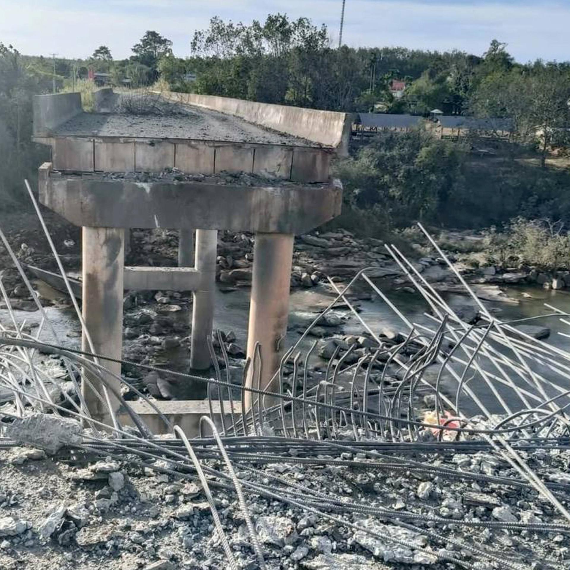 Eine zerstörte Brücke im Grenzgebiet zwischen nach Thailand und Kambodscha. 