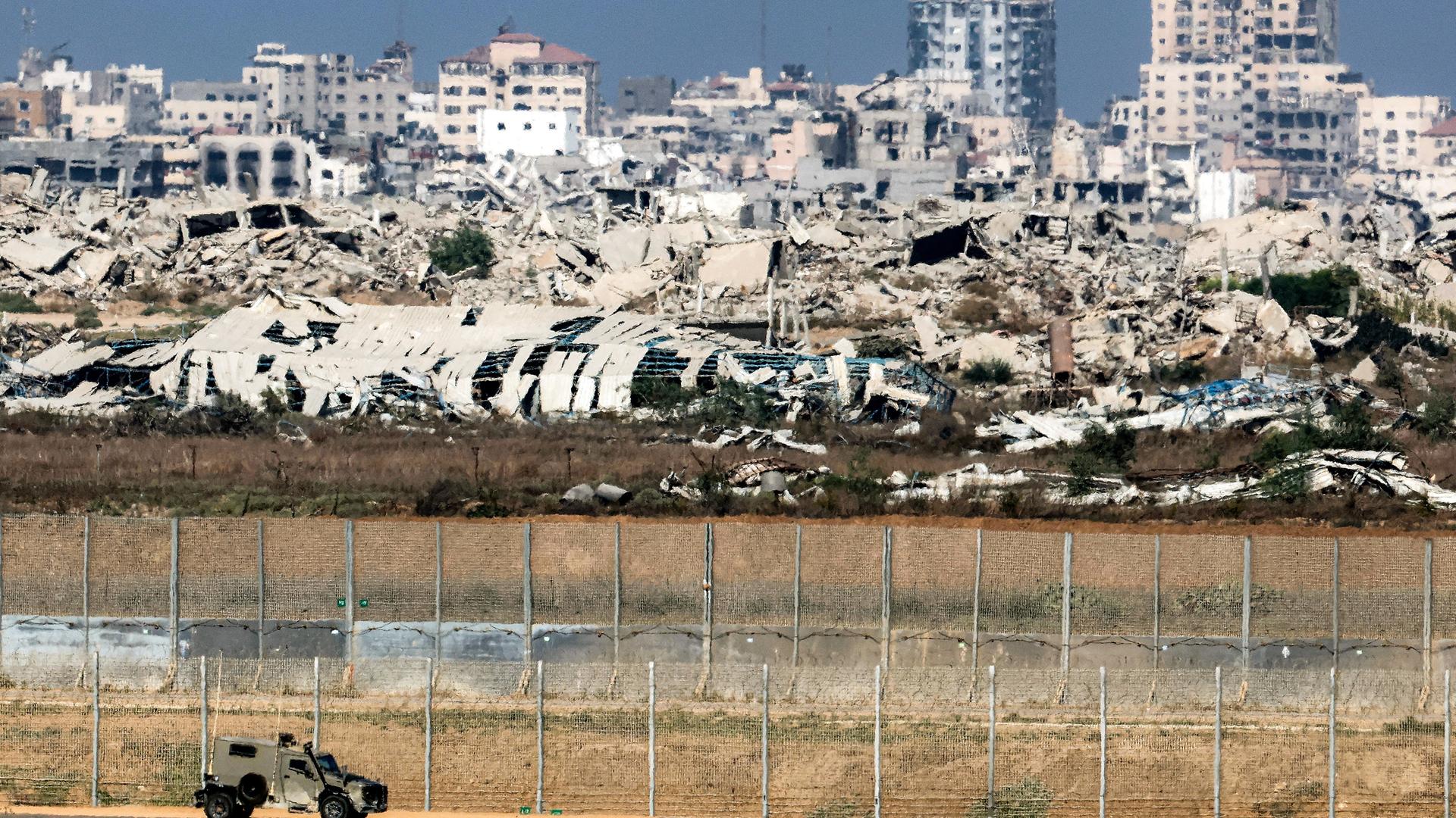 Ein gepanzertes Fahrzeug der israelischen Armee ist am 30. September 2025 an einer Position entlang des Grenzzauns zum Gazastreifen im Süden Israels zu sehen. 