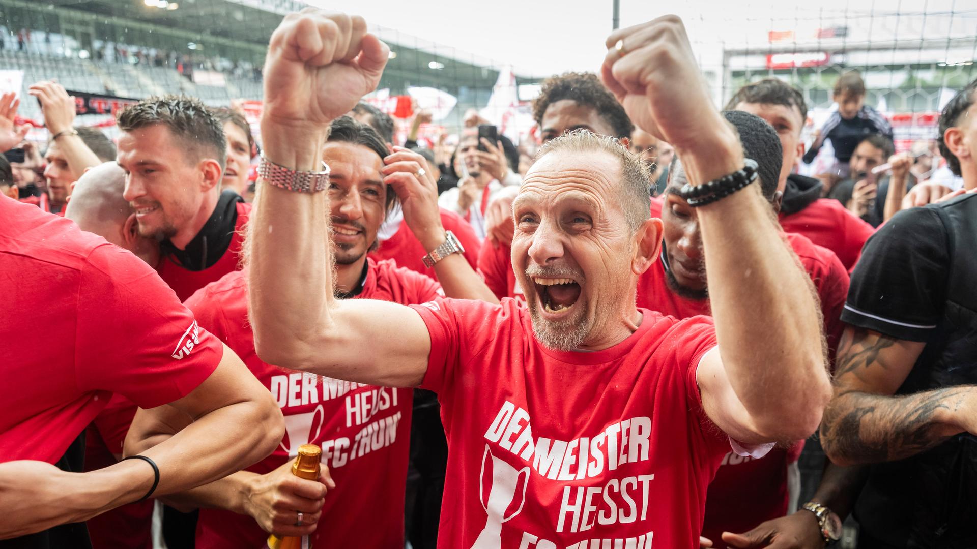 Fußball-Trainer Mauro Lustrinelli jubelt über den Gewinn der Meisterschaft in der Schweiz mit dem FC Thun.