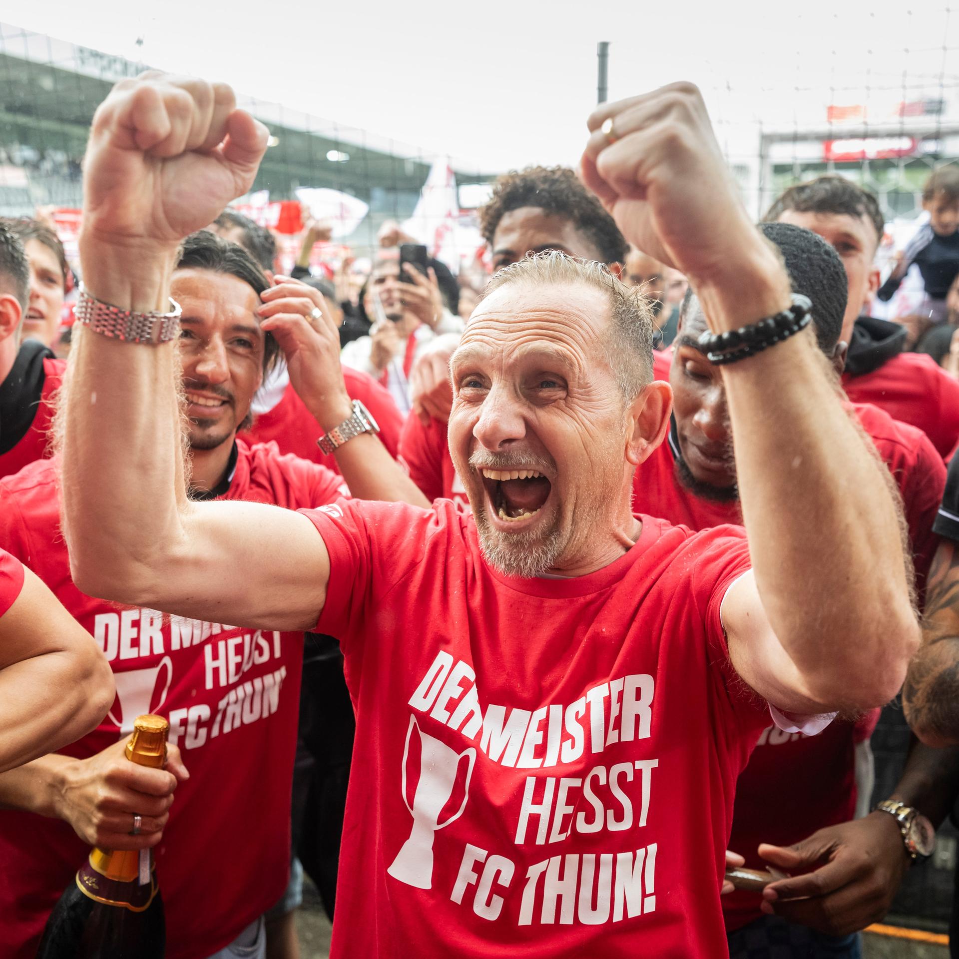 Fußball-Trainer Mauro Lustrinelli jubelt über den Gewinn der Meisterschaft in der Schweiz mit dem FC Thun.