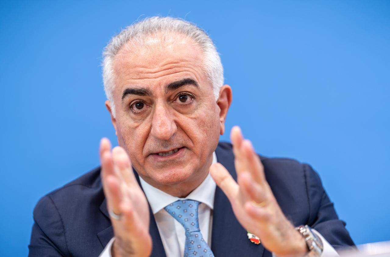 Zu sehen ist Reza Pahlavi, der Sohn des früheren iranischen Schahs. Er gibt ein Statement in Berlin ab.
