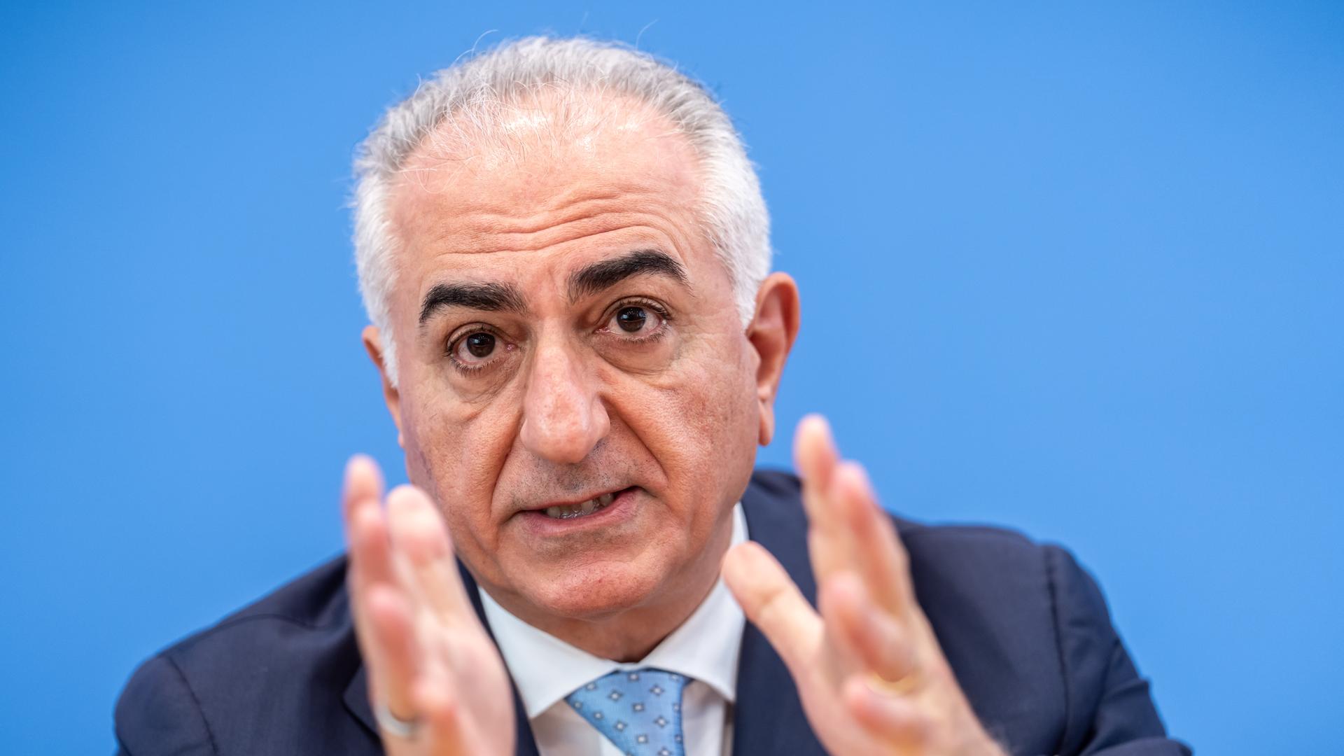 23.04.2026, Berlin: Reza Pahlavi, der Sohn des früheren iranischen Schahs, nimmt an einer Pressekonferenz zur aktuellen Lage im Iran im Haus der Bundespressekonferenz teil. Foto: Michael Kappeler/dpa +++ dpa-Bildfunk +++