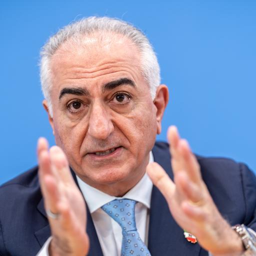 23.04.2026, Berlin: Reza Pahlavi, der Sohn des früheren iranischen Schahs, nimmt an einer Pressekonferenz zur aktuellen Lage im Iran im Haus der Bundespressekonferenz teil. Foto: Michael Kappeler/dpa +++ dpa-Bildfunk +++