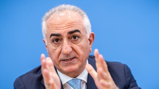 23.04.2026, Berlin: Reza Pahlavi, der Sohn des früheren iranischen Schahs, nimmt an einer Pressekonferenz zur aktuellen Lage im Iran im Haus der Bundespressekonferenz teil. Foto: Michael Kappeler/dpa +++ dpa-Bildfunk +++