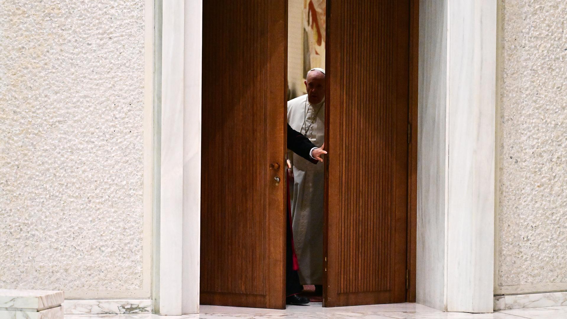 In Rom öffnet sich die größe Tür zur Generalaudienz bei Papst Franziskus I. einen Spalt weit