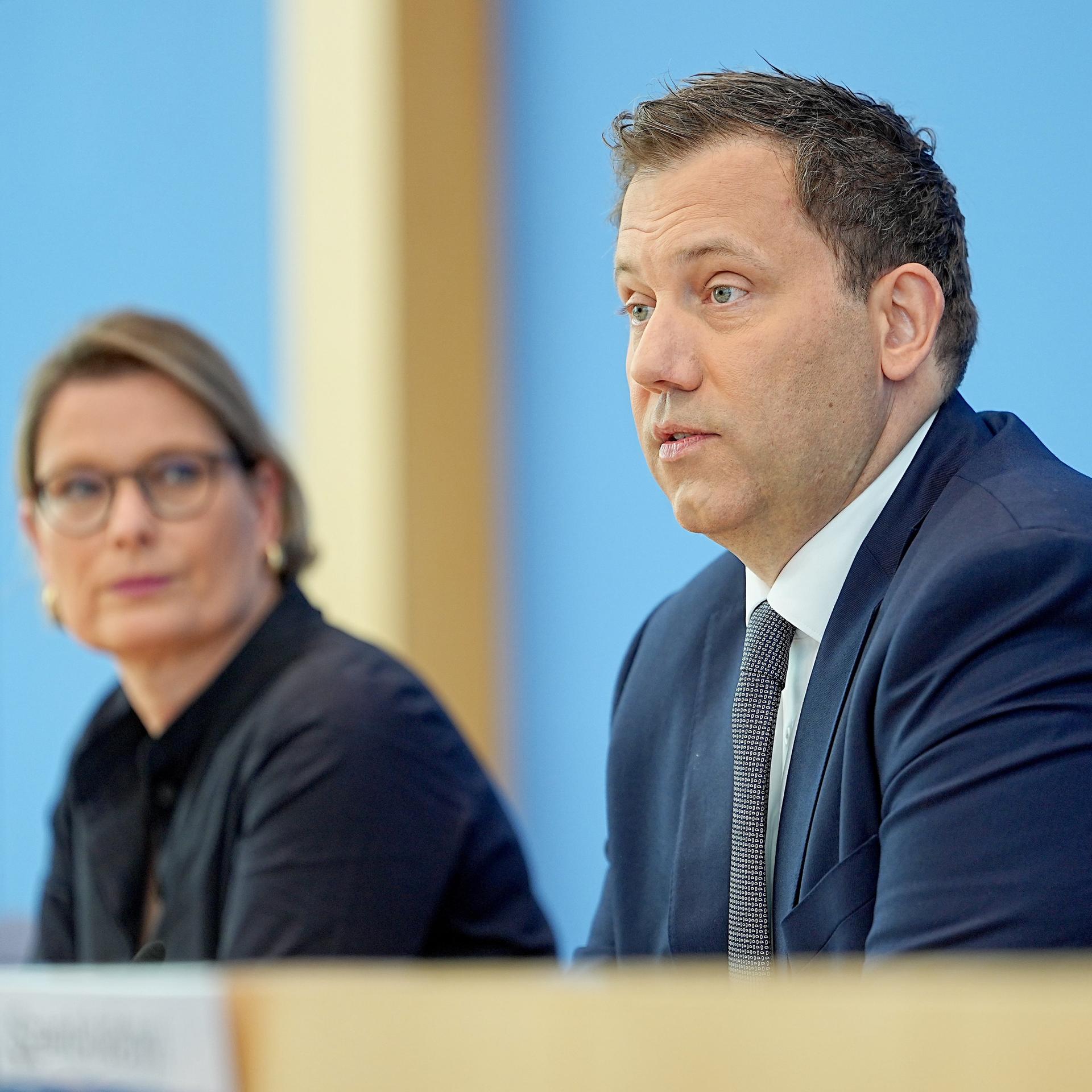 Berlin: Lars Klingbeil (r, SPD), Bundesminister der Finanzen, nimmt neben Stefanie Hubig (SPD), Bundesministerin der Justiz und für Verbraucherschutz, an der Pressekonferenz teil. 