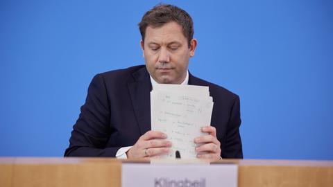 Lars Klingbeil (SPD), Bundesfinanzminister, gibt in der Bundespressekonferenz eine Pressekonferenz und hält dabei einige Unterlagen bzw. Aufzeichnungen in den Händen. 