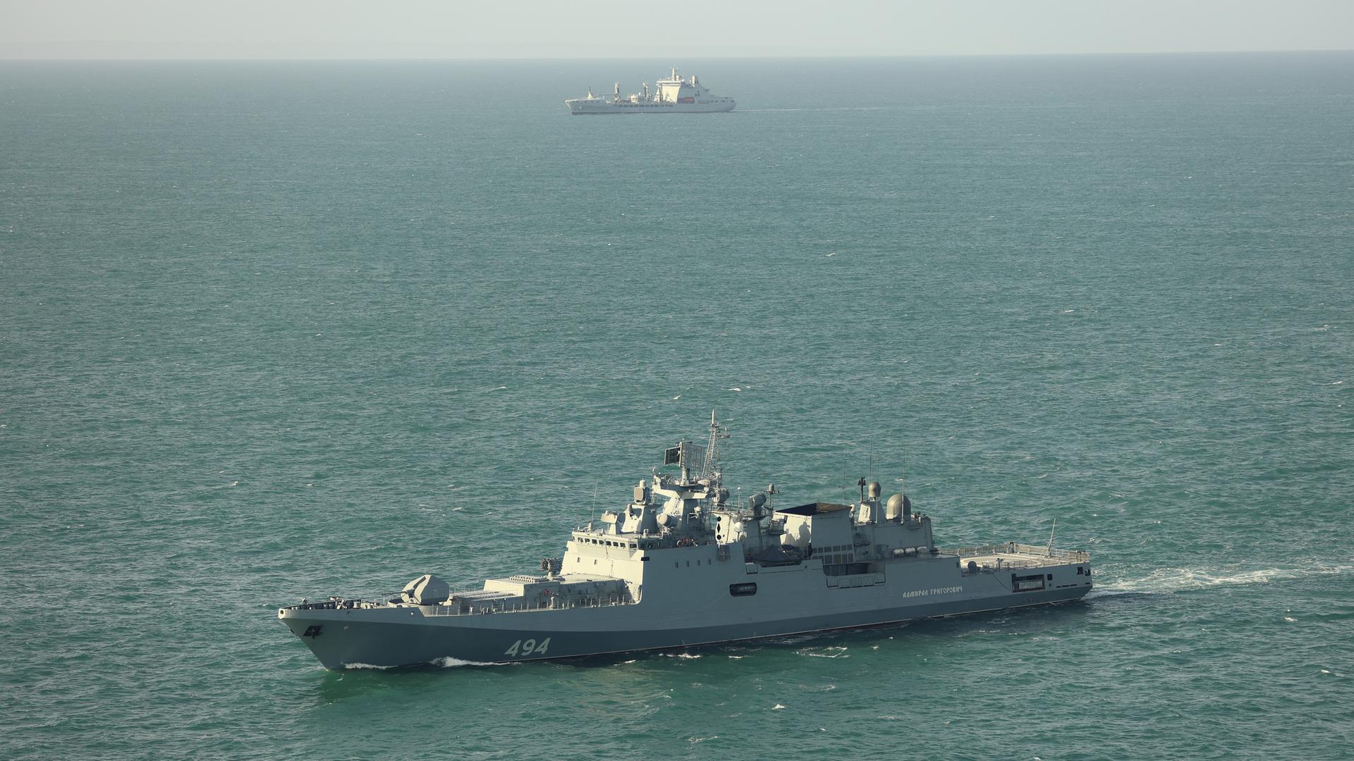 Dieses von dem Ministry of Defence of RFN zur Verfügung gestellte Foto zeigt die RFN "Admiral Grigorowitsch" (vorne), die von der RFA "Tideforce" überwacht wird. Dieses von dem Ministry of Defence of RFN zur Verfügung gestellte Foto zeigt die RFN "Admiral Grigorowitsch" (vorne), die von der RFA "Tideforce" überwacht wird.
