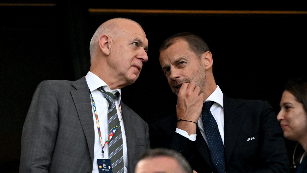 DFB-Präsident Bernd Neuendorf (l) und UEFA-Präsident Aleksander Ceferin unterhalten sich auf der Tribüne. 