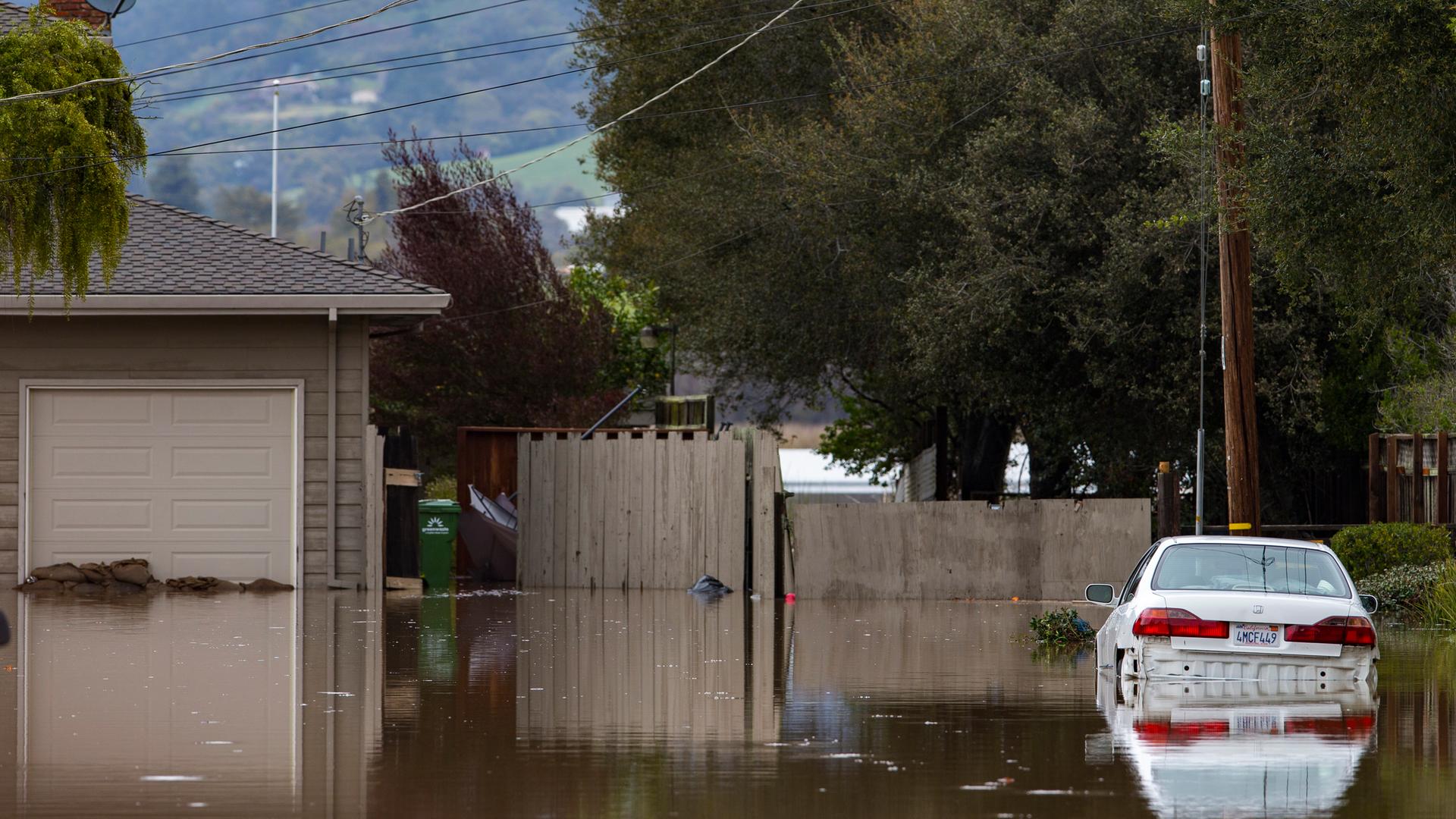 In Watsonville stehen zahlreiche Straßen unter Wasser. Ein Auto steht in den Fluten. In Watsonville stehen zahlreiche Straßen unter Wasser. Ein Auto steht in den Fluten.