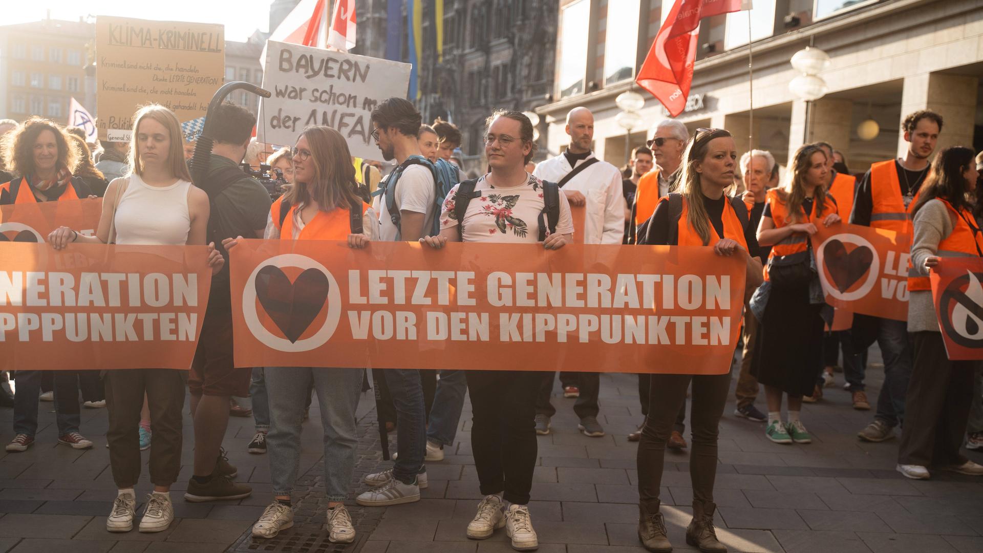 Protestmarsch der Letzten Generation München gegen Razzien gegen die Gruppierung.