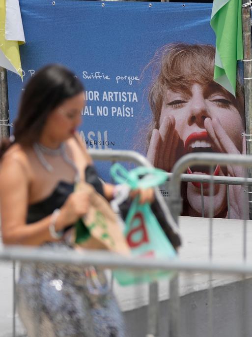 Fans warten inmitten einer Hitzewelle darauf, dass sich die Türen des Olympiastadions Nilton Santos für ein Konzert der US-Sängerin Taylor Swift öffnen. 