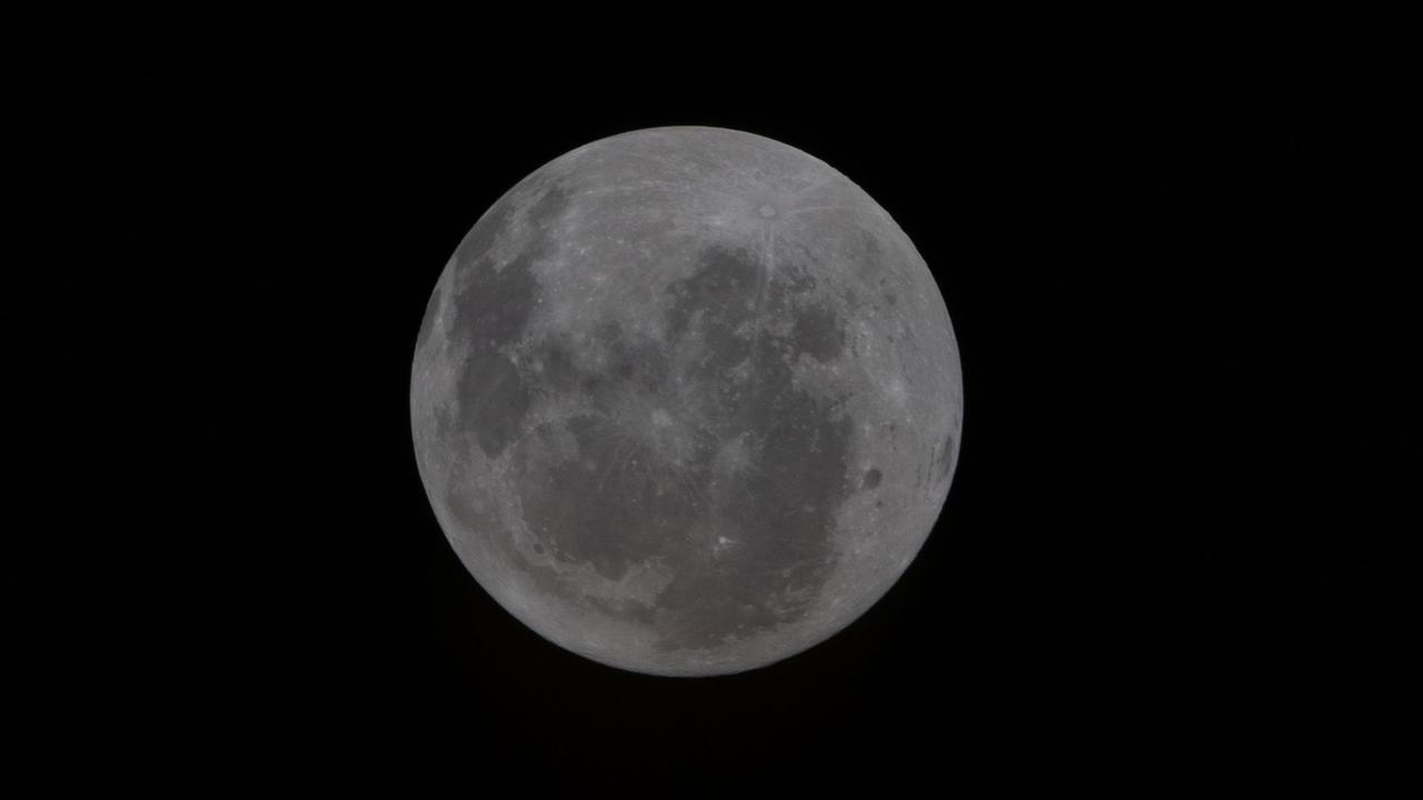 Zu sehen ist der von den Nasa-Austronauten noch aus einiger Entfernung fotografierte Mond.