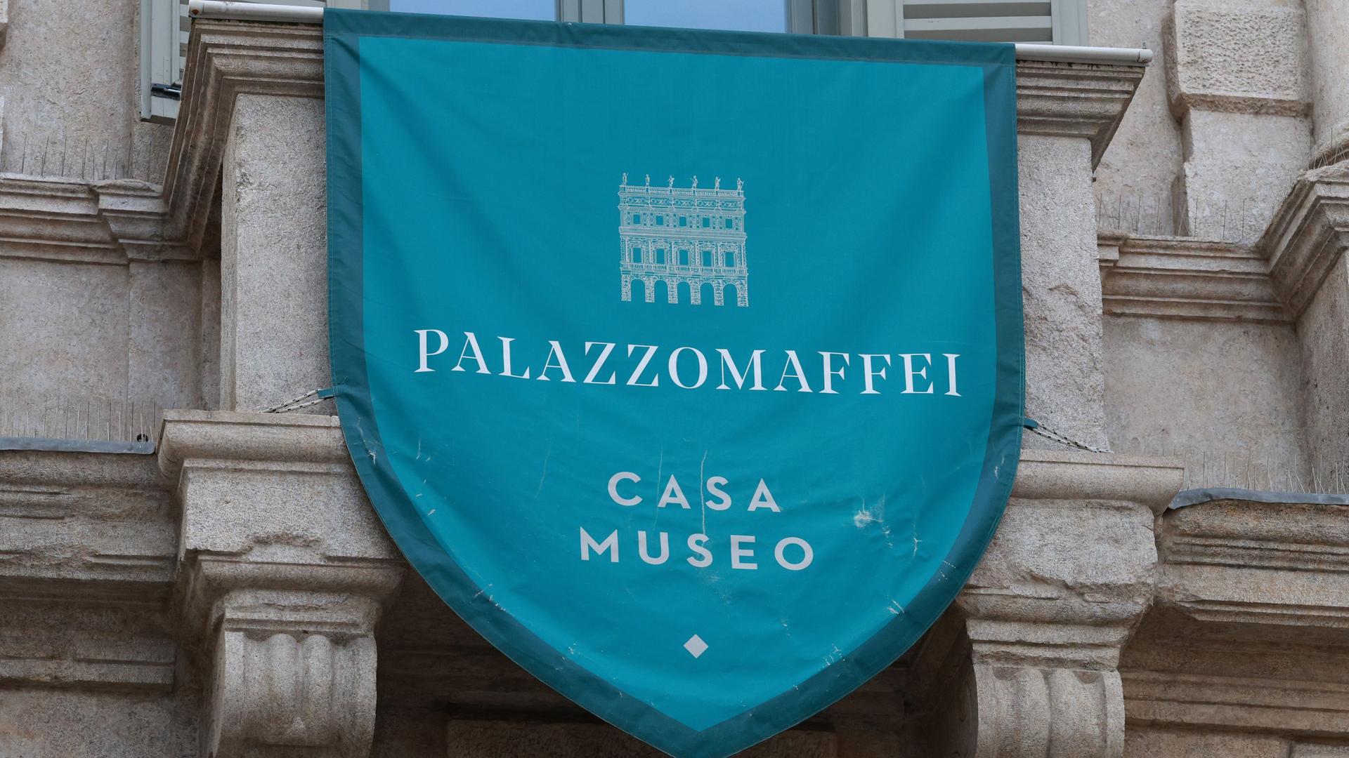 Das Museum "Palazzo Maffei" in der italienischen Stadt Verona beherrbergt die Kunstsammlung von Luigi Carlon mit mehr als 600 Meisterwerken von Hokusai, Picasso, Man Ray, Magritte, Modigliani, Kandinsky und Max Ernst Das Museum "Palazzo Maffei" in der italienischen Stadt Verona beherrbergt die Kunstsammlung von Luigi Carlon mit mehr als 600 Meisterwerken von Hokusai, Picasso, Man Ray, Magritte, Modigliani, Kandinsky und Max Ernst