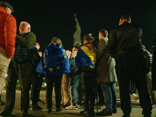 Pro-europäische Demonstranten treffen sich am Wahlabend an einem Denkmal im Zentrum der Hauptstadt Chisinau.