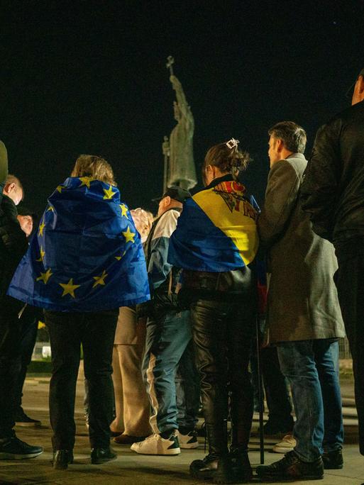 Pro-europäische Demonstranten treffen sich am Wahlabend an einem Denkmal im Zentrum der Hauptstadt Chisinau.