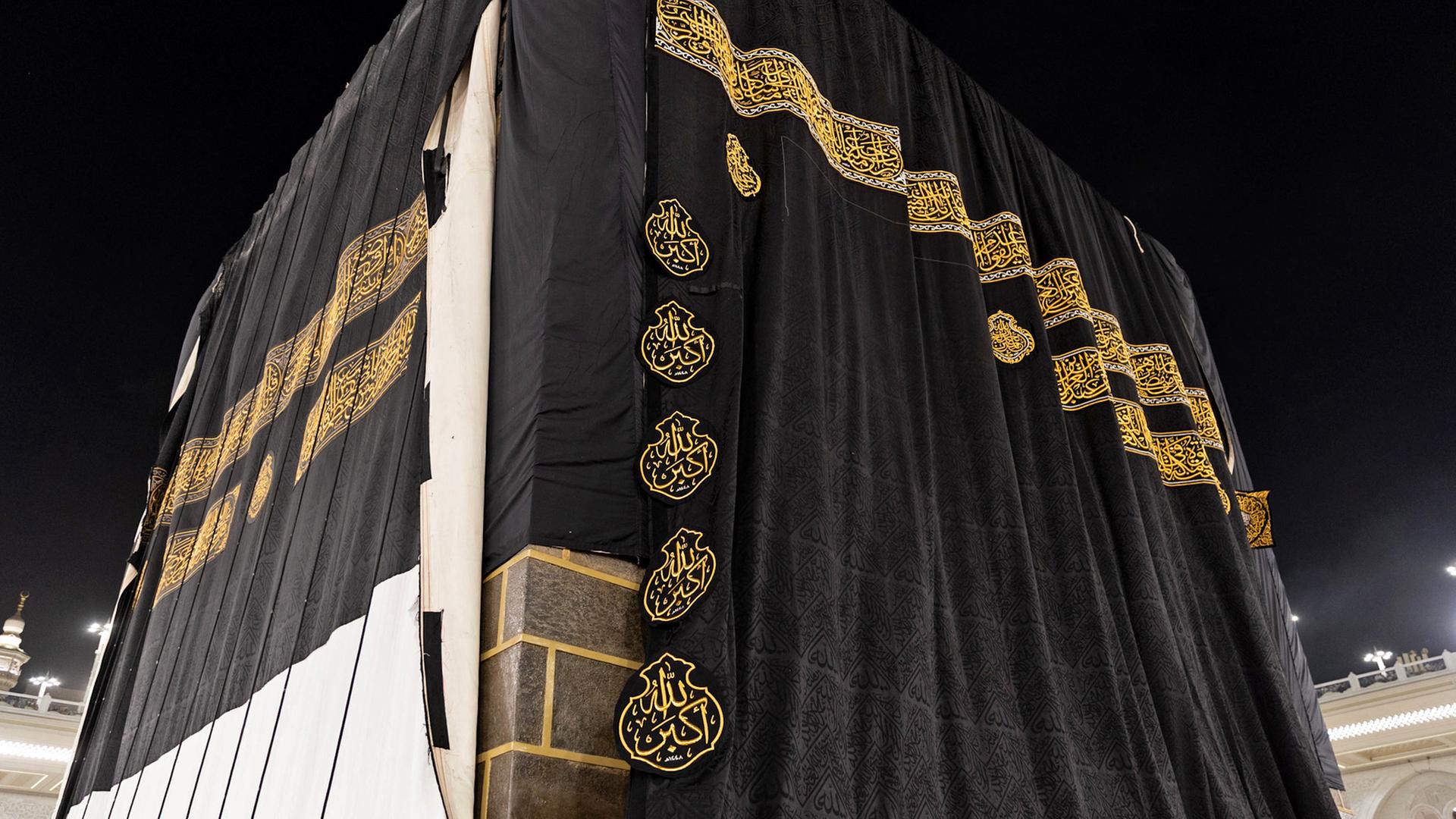 Das Foto zeigt den neuen Umhang der Kaaba, ein schwarzer Stoff bestickt mit Gold- und Silberfäden. Das Foto zeigt den neuen Umhang der Kaaba, ein schwarzer Stoff bestickt mit Gold- und Silberfäden.