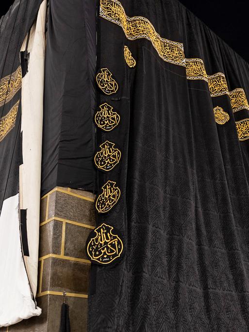 Das Foto zeigt den neuen Umhang der Kaaba, ein schwarzer Stoff bestickt mit Gold- und Silberfäden. (Quelle: afp)