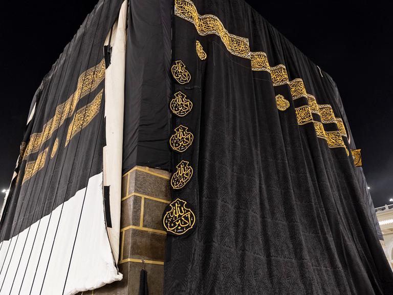 Das Foto zeigt den neuen Umhang der Kaaba, ein schwarzer Stoff bestickt mit Gold- und Silberfäden. (Quelle: afp)