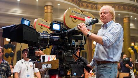 Wolfgang Petersen steht an einer Filmkamera