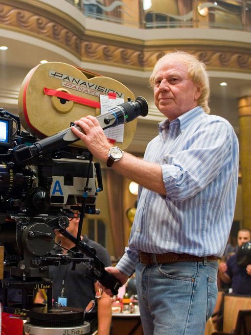 Wolfgang Petersen steht an einer Filmkamera