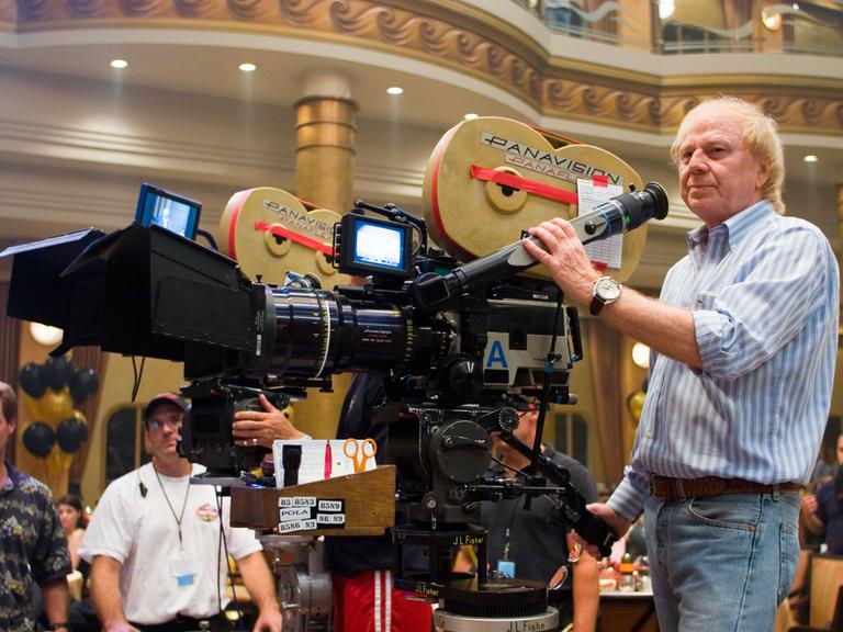 Wolfgang Petersen steht an einer Filmkamera