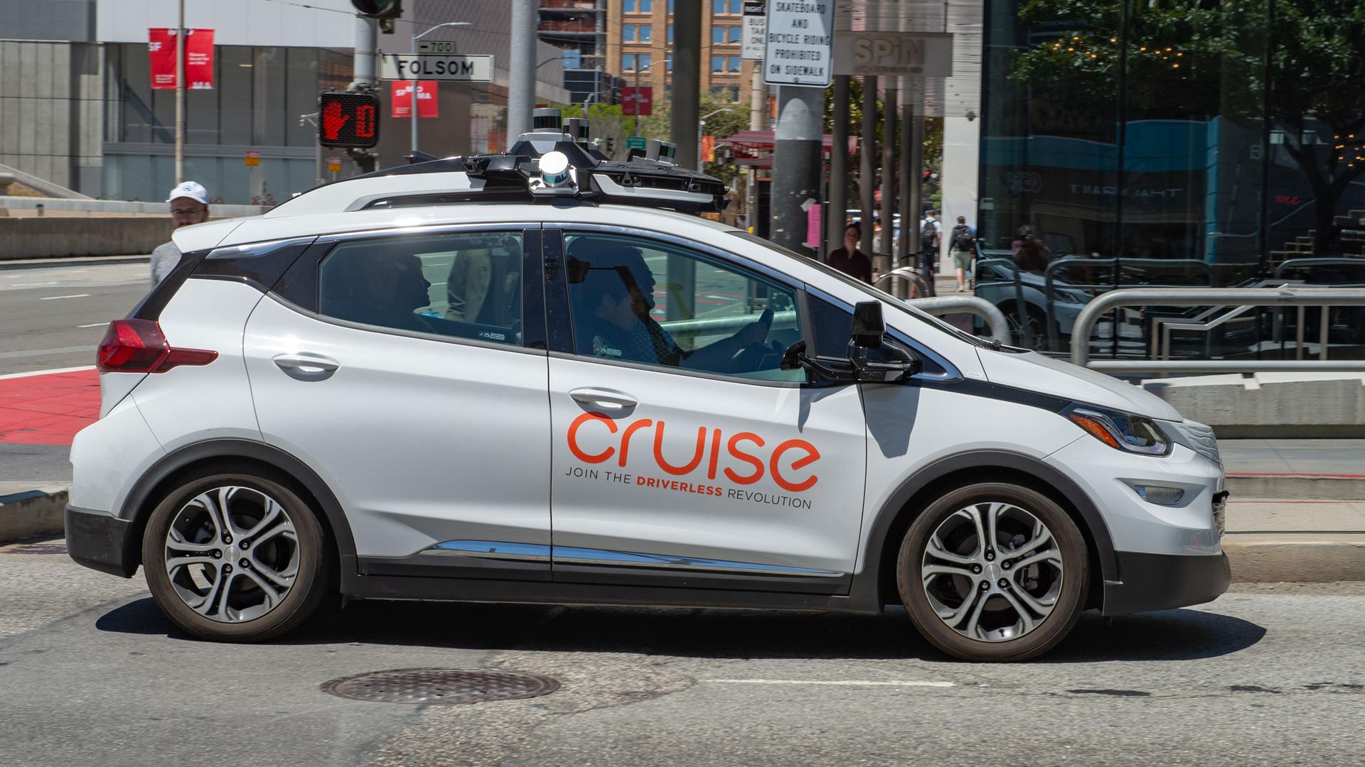Ein selbstfahrendes Auto der Firma Cruise ist im Straßenverkehr unterwegs.