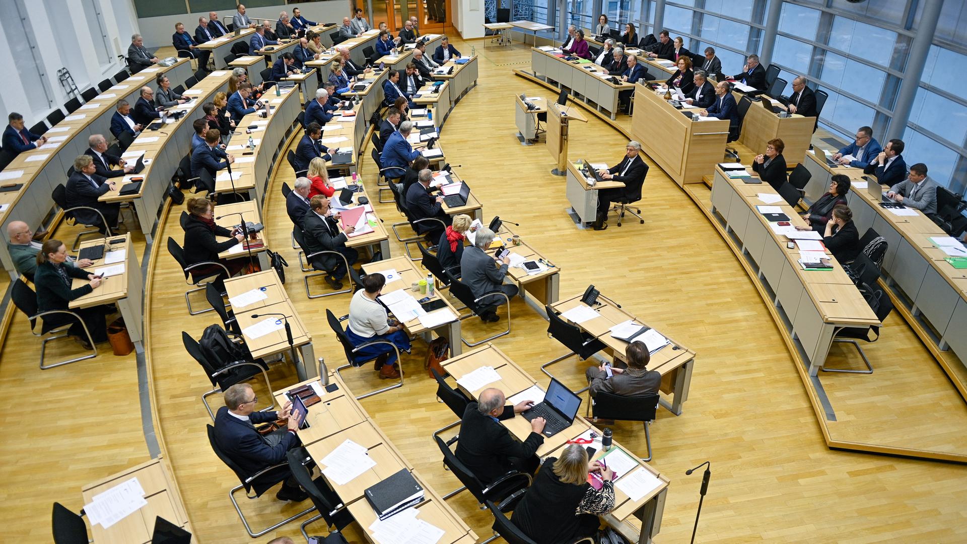Sachsen-Anhalt, Magdeburg: Abgeordnete sitzen im Plenarsaal des Landtages von Sachsen-Anhalt. 