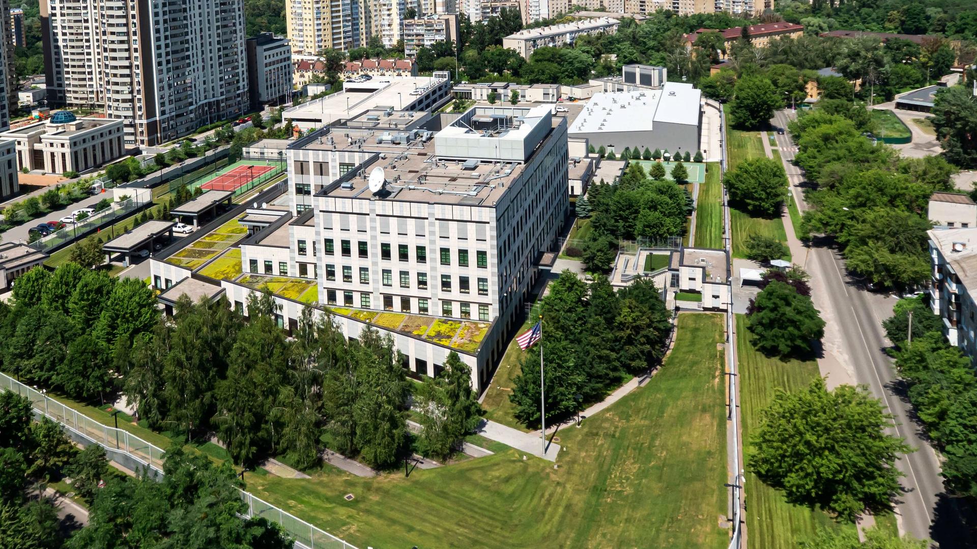 Blick von oben auf das Gebäude und Gelände der US-Botschaft in Kiew.