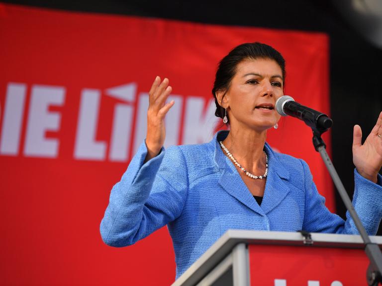 Sahra Wagenknecht steht bei einer Wahlkampfveranstaltung der Thüringer Linken auf der Bühne und spricht in ein Mikrofon