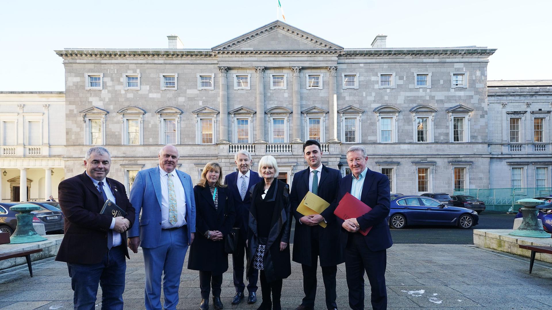 Abgebildet sind unabhängige Abgeordnete in Dublin, die Teil der nächsten irischen Regierung zwischen Fianna Fail und Fine Gael werden.