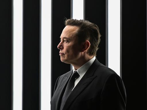 Elon Musk im Profil. Er blickt nach links.